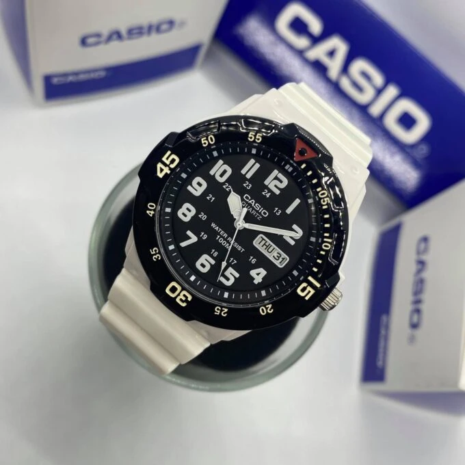 Montre CASIO Homme - Bracelet Blanc En Resine - Cadran Blanc - Résistante à l'eau - 12 Mois De Garantie - MRW-200HC-7BVDF