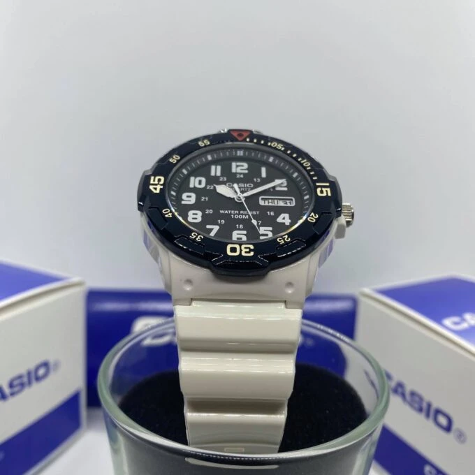 Montre CASIO Homme - Bracelet Blanc En Resine - Cadran Blanc - Résistante à l'eau - 12 Mois De Garantie - MRW-200HC-7BVDF