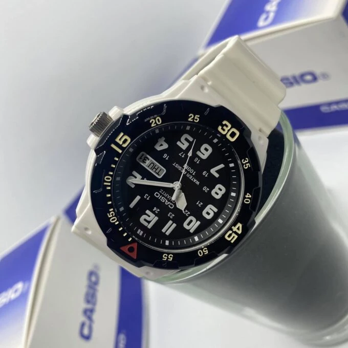 Montre CASIO Homme - Bracelet Blanc En Resine - Cadran Blanc - Résistante à l'eau - 12 Mois De Garantie - MRW-200HC-7BVDF