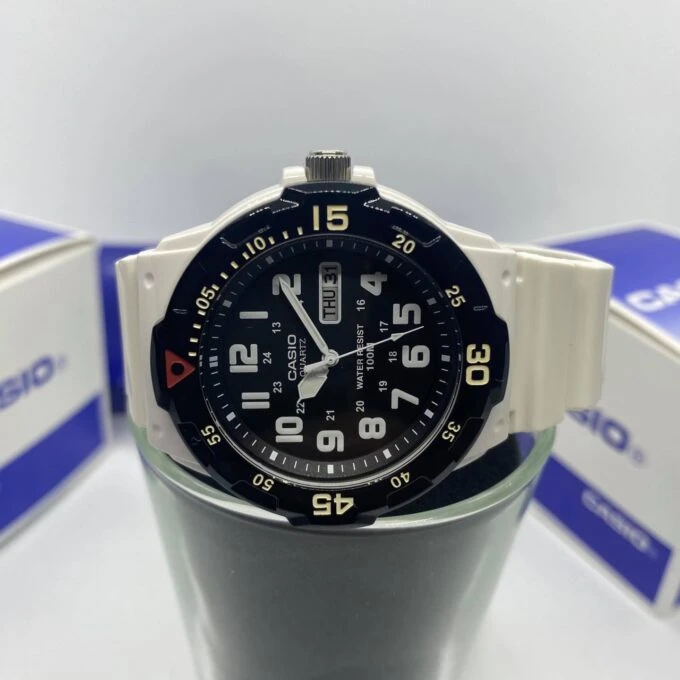 Montre CASIO Homme - Bracelet Blanc En Resine - Cadran Blanc - Résistante à l'eau - 12 Mois De Garantie - MRW-200HC-7BVDF