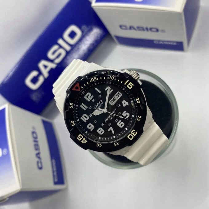 Montre CASIO Homme - Bracelet Blanc En Resine - Cadran Blanc - Résistante à l'eau - 12 Mois De Garantie - MRW-200HC-7BVDF