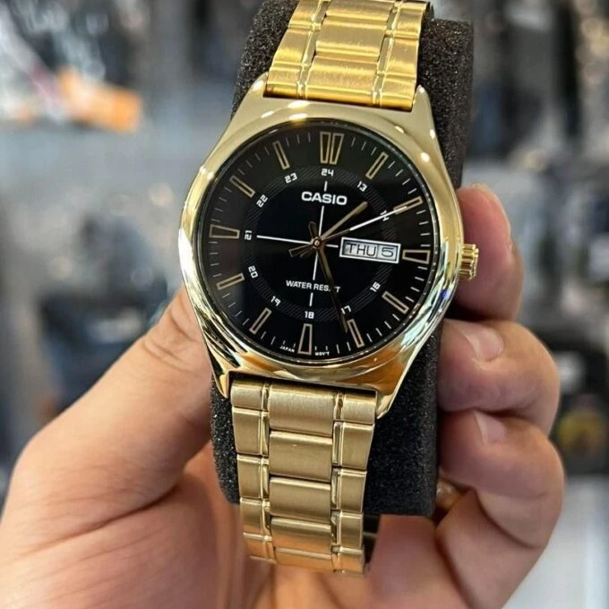 Montre Analogique Homme - Bracelet Acier Inoxydable Plaqué Or - Résistant à lEau - Affichage Jour et Date - Chronographe - Verre Minéral - Boîtier 45,1 mm - Fermoir Triple - MTP-V006G-1CUDF