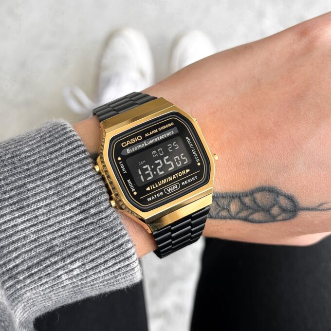 Montre CASIO Unisexe - Bracelet Noir En Acier Inoxydable - Résistante à l'eau - 12 Mois De Garantie - A168WEGB-1BDF