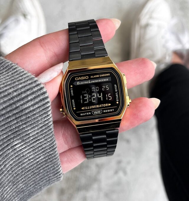 Montre CASIO Unisexe - Bracelet Noir En Acier Inoxydable - Résistante à l'eau - 12 Mois De Garantie - A168WEGB-1BDF