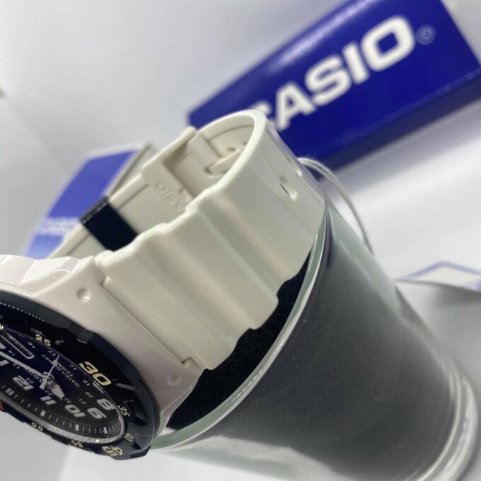 Montre CASIO Homme - Bracelet Blanc En Resine - Cadran Blanc - Résistante à l'eau - 12 Mois De Garantie - MRW-200HC-7BVDF
