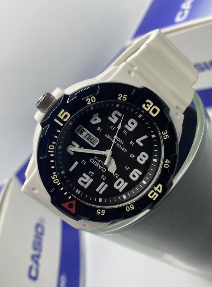 Montre CASIO Homme - Bracelet Blanc En Resine - Cadran Blanc - Résistante à l'eau - 12 Mois De Garantie - MRW-200HC-7BVDF