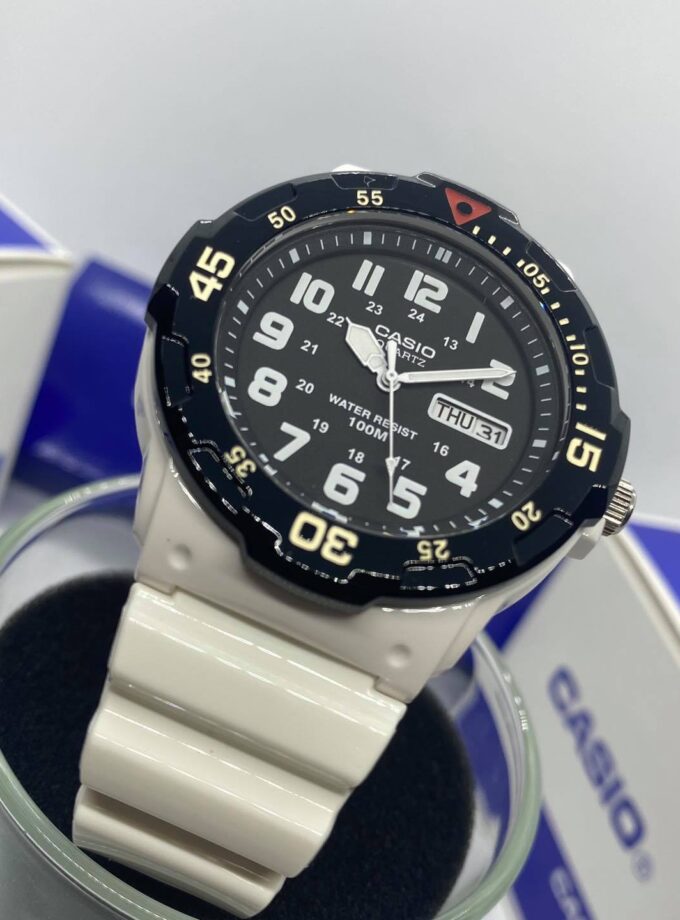 Montre CASIO Homme - Bracelet Blanc En Resine - Cadran Blanc - Résistante à l'eau - 12 Mois De Garantie - MRW-200HC-7BVDF