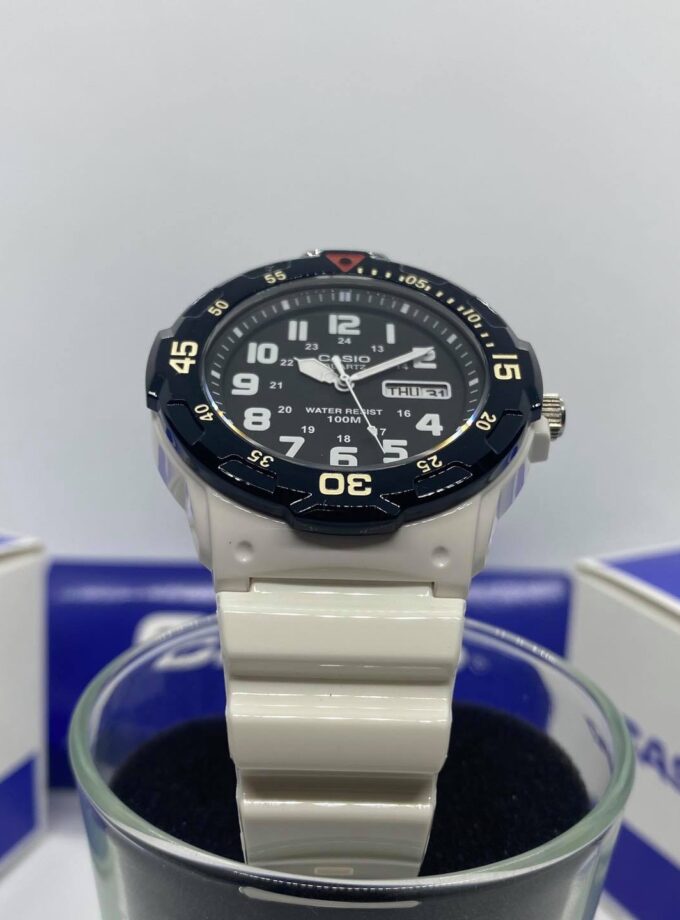 Montre CASIO Homme - Bracelet Blanc En Resine - Cadran Blanc - Résistante à l'eau - 12 Mois De Garantie - MRW-200HC-7BVDF