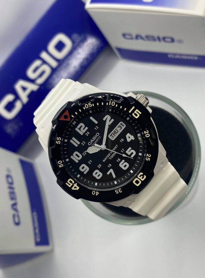 Montre CASIO Homme - Bracelet Blanc En Resine - Cadran Blanc - Résistante à l'eau - 12 Mois De Garantie - MRW-200HC-7BVDF