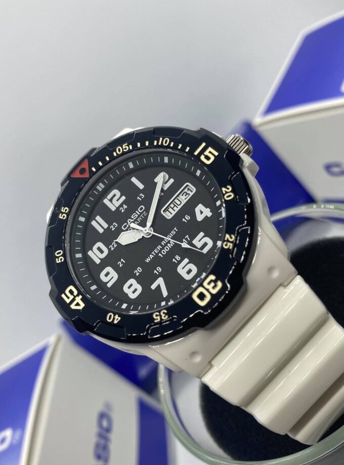 Montre CASIO Homme - Bracelet Blanc En Resine - Cadran Blanc - Résistante à l'eau - 12 Mois De Garantie - MRW-200HC-7BVDF