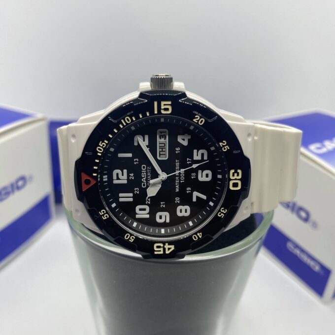 Montre CASIO Homme - Bracelet Blanc En Resine - Cadran Blanc - Résistante à l'eau - 12 Mois De Garantie - MRW-200HC-7BVDF