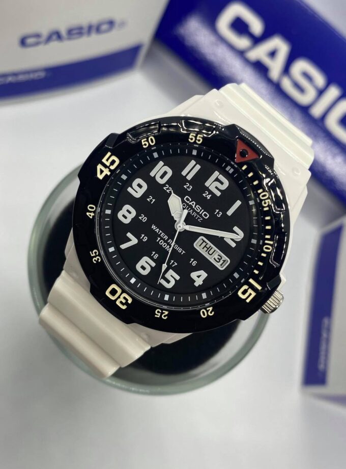 Montre CASIO Homme - Bracelet Blanc En Resine - Cadran Blanc - Résistante à l'eau - 12 Mois De Garantie - MRW-200HC-7BVDF