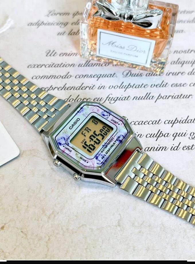 Montre CASIO Femme - Bracelet Gris En Acier Inoxydable - Cadran Gris - Résistante à l'eau - 12 Mois De Garantie - LA680WA-2CDF