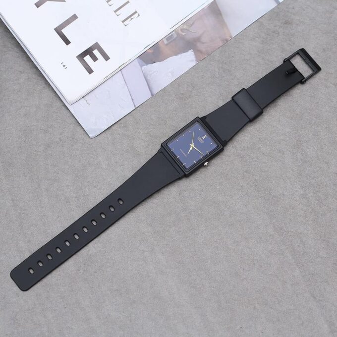 Montre Classique Casio Jeunesse MQ-38-2ADF - Résine, Résistante à l’eau, 3 ans d’autonomie, Légère 19g - Noir