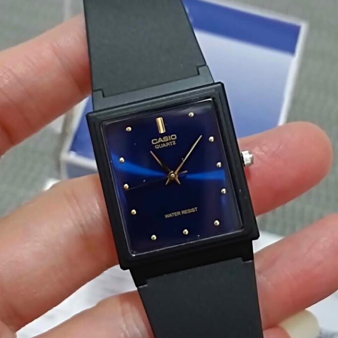 Montre Classique Casio Jeunesse MQ-38-2ADF - Résine, Résistante à l’eau, 3 ans d’autonomie, Légère 19g - Noir