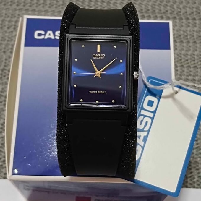 Montre Classique Casio Jeunesse MQ-38-2ADF - Résine, Résistante à l’eau, 3 ans d’autonomie, Légère 19g - Noir