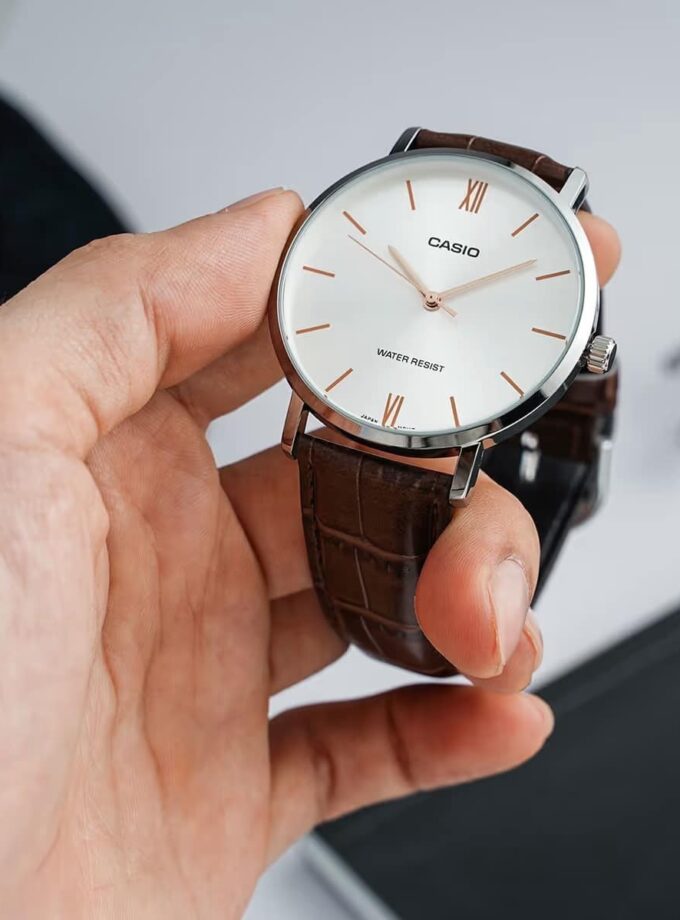 Montre Homme Casio MTP-VT01L-7B2UDF - Analogique, Résistante à leau, Bracelet Cuir Marron, Boîtier 46mm, Autonomie 3 ans