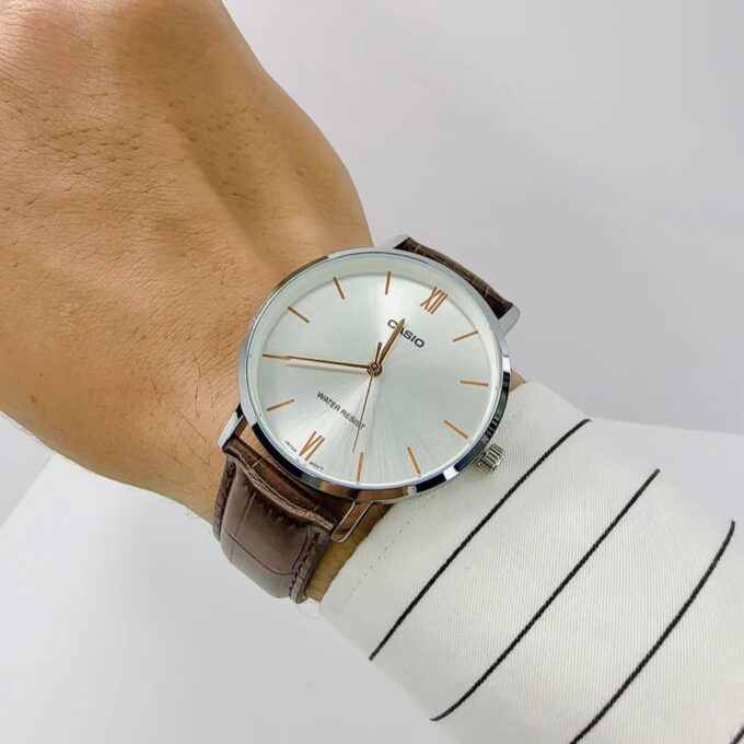 Montre Homme Casio MTP-VT01L-7B2UDF - Analogique, Résistante à leau, Bracelet Cuir Marron, Boîtier 46mm, Autonomie 3 ans