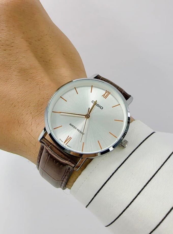 Montre Homme Casio MTP-VT01L-7B2UDF - Analogique, Résistante à leau, Bracelet Cuir Marron, Boîtier 46mm, Autonomie 3 ans