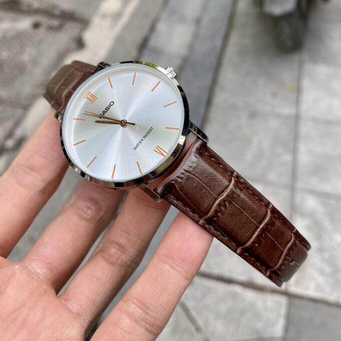 Montre Homme Casio MTP-VT01L-7B2UDF - Analogique, Résistante à leau, Bracelet Cuir Marron, Boîtier 46mm, Autonomie 3 ans