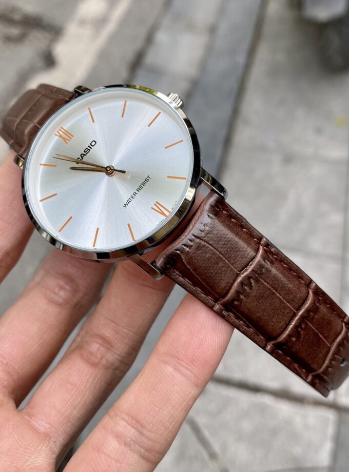 Montre Homme Casio MTP-VT01L-7B2UDF - Analogique, Résistante à leau, Bracelet Cuir Marron, Boîtier 46mm, Autonomie 3 ans