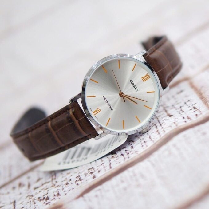 Montre Homme Casio MTP-VT01L-7B2UDF - Analogique, Résistante à leau, Bracelet Cuir Marron, Boîtier 46mm, Autonomie 3 ans