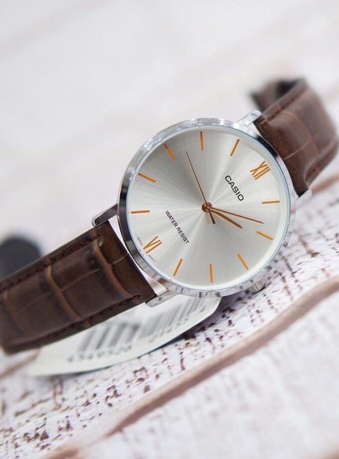 Montre Homme Casio MTP-VT01L-7B2UDF - Analogique, Résistante à leau, Bracelet Cuir Marron, Boîtier 46mm, Autonomie 3 ans