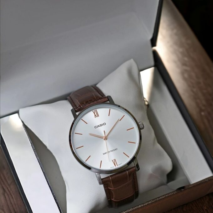 Montre Homme Casio MTP-VT01L-7B2UDF - Analogique, Résistante à leau, Bracelet Cuir Marron, Boîtier 46mm, Autonomie 3 ans