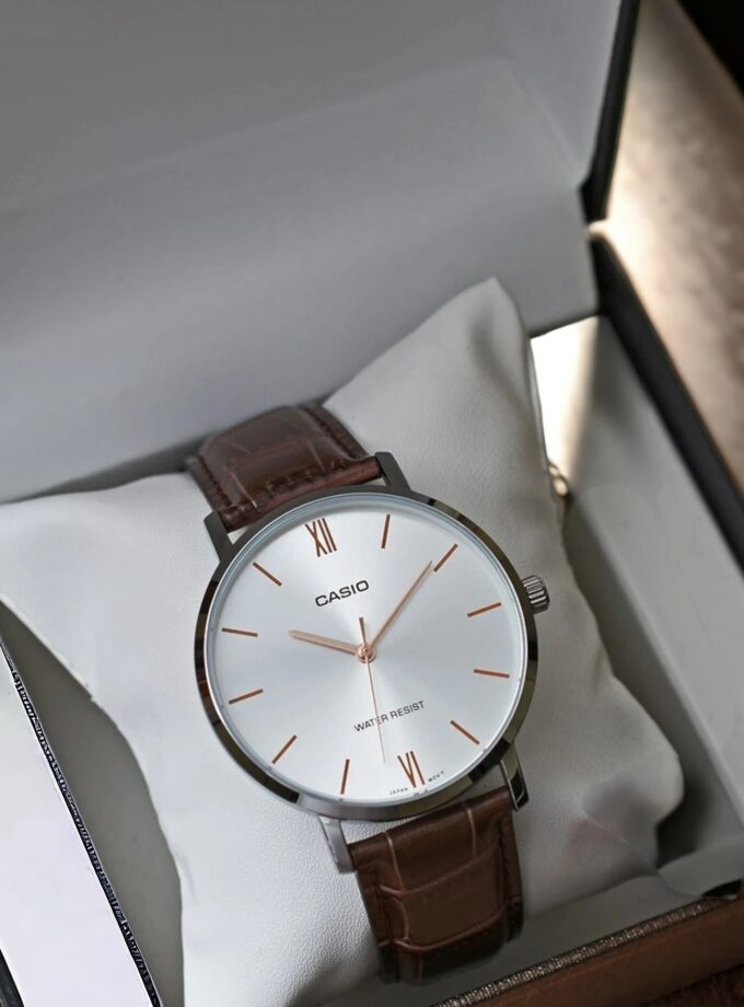 Montre Homme Casio MTP-VT01L-7B2UDF - Analogique, Résistante à leau, Bracelet Cuir Marron, Boîtier 46mm, Autonomie 3 ans