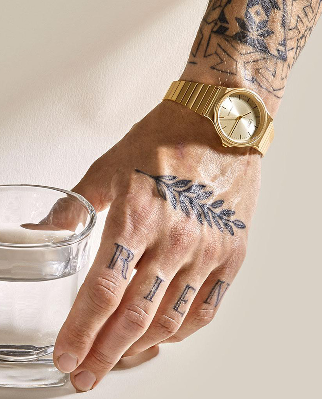 montre-casio-unisexe-mq-24g-9edf-bracelet-doree-en-resine-resistante-a-leau-12-mois-de-garantie-mq-24g-9edf