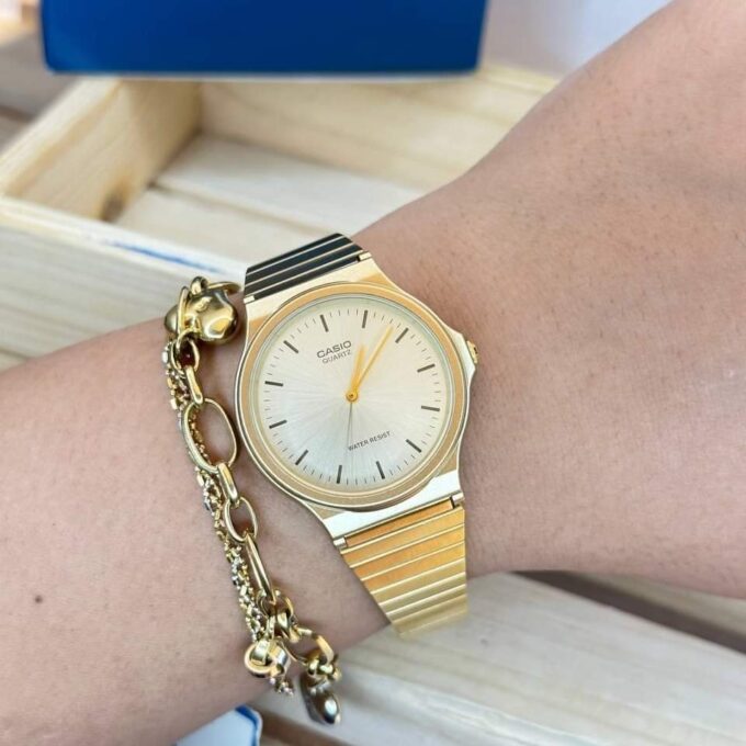 Montre CASIO Unisexe - MQ-24G-9EDF Bracelet Dorée En Résine - Résistante à l'eau - 12 Mois De Garantie