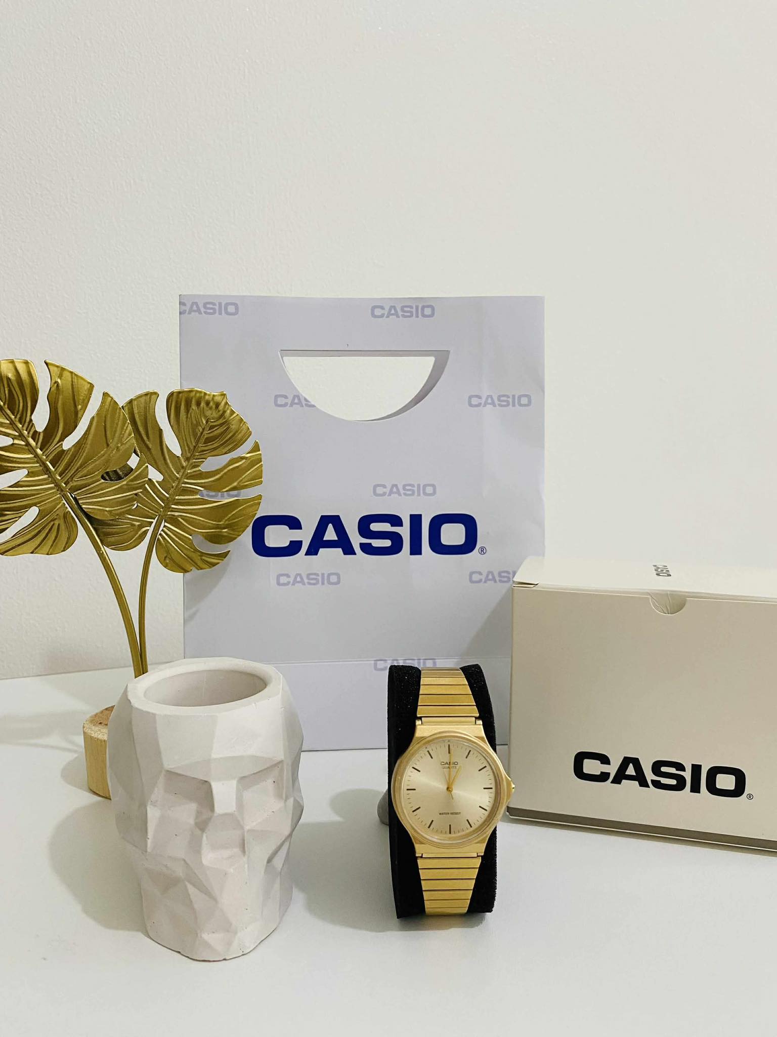 montre-casio-unisexe-mq-24g-9edf-bracelet-doree-en-resine-resistante-a-leau-12-mois-de-garantie-mq-24g-9edf