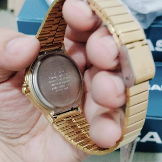 Montre CASIO Unisexe - MQ-24G-9EDF Bracelet Dorée En Résine - Résistante à l'eau - 12 Mois De Garantie