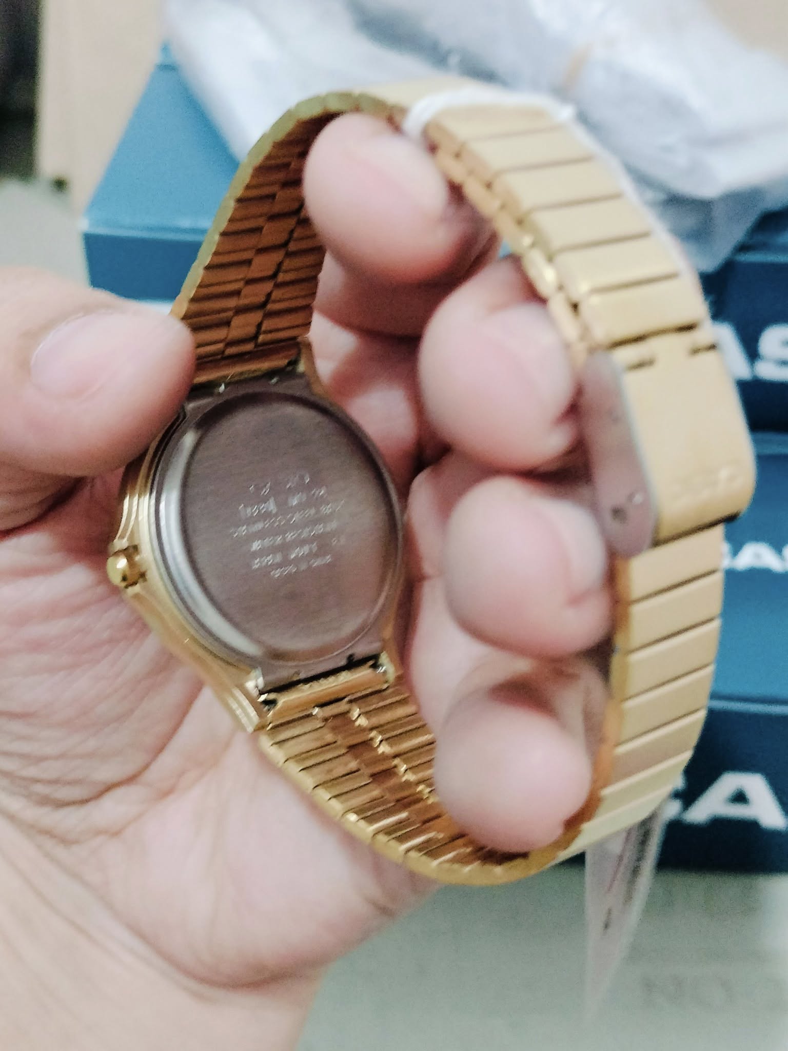 montre-casio-unisexe-mq-24g-9edf-bracelet-doree-en-resine-resistante-a-leau-12-mois-de-garantie-mq-24g-9edf