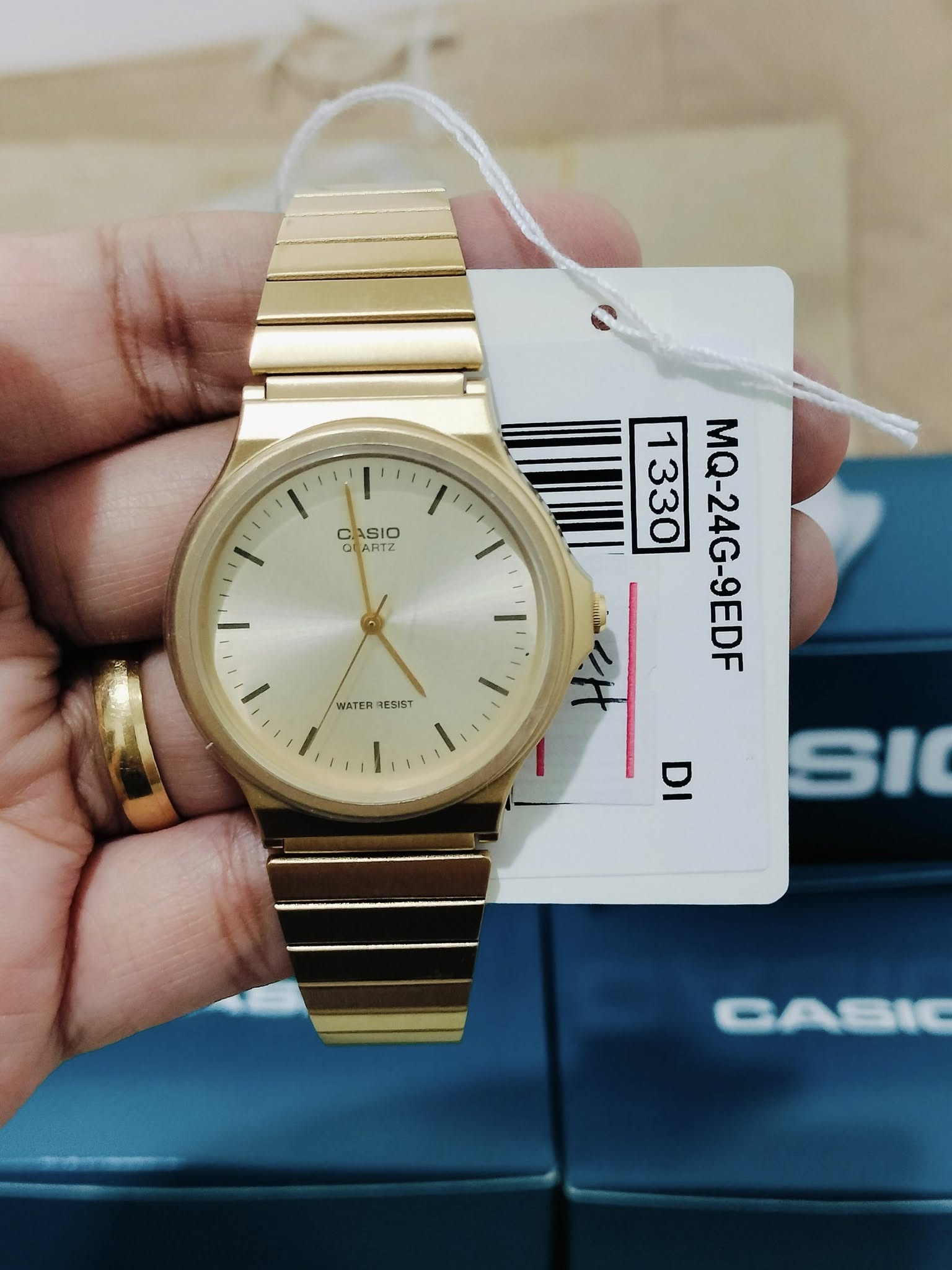 montre-casio-unisexe-mq-24g-9edf-bracelet-doree-en-resine-resistante-a-leau-12-mois-de-garantie-mq-24g-9edf