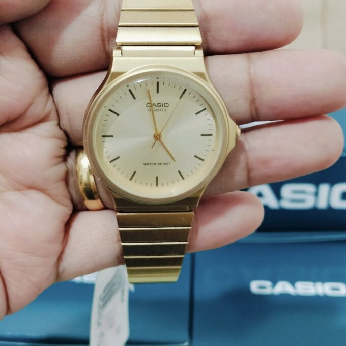 Montre CASIO Unisexe - MQ-24G-9EDF Bracelet Dorée En Résine - Résistante à l'eau - 12 Mois De Garantie