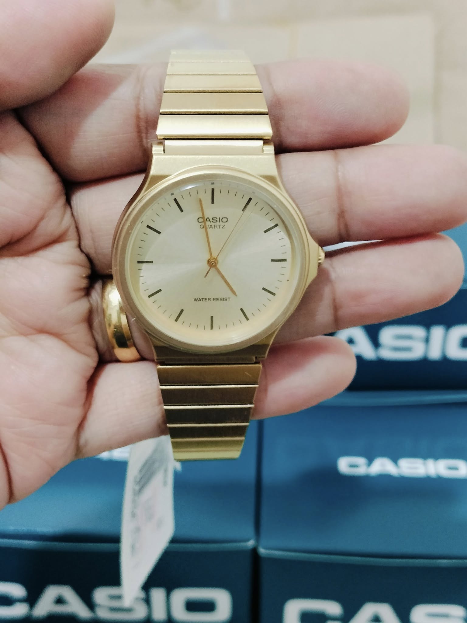 montre-casio-unisexe-mq-24g-9edf-bracelet-doree-en-resine-resistante-a-leau-12-mois-de-garantie-mq-24g-9edf