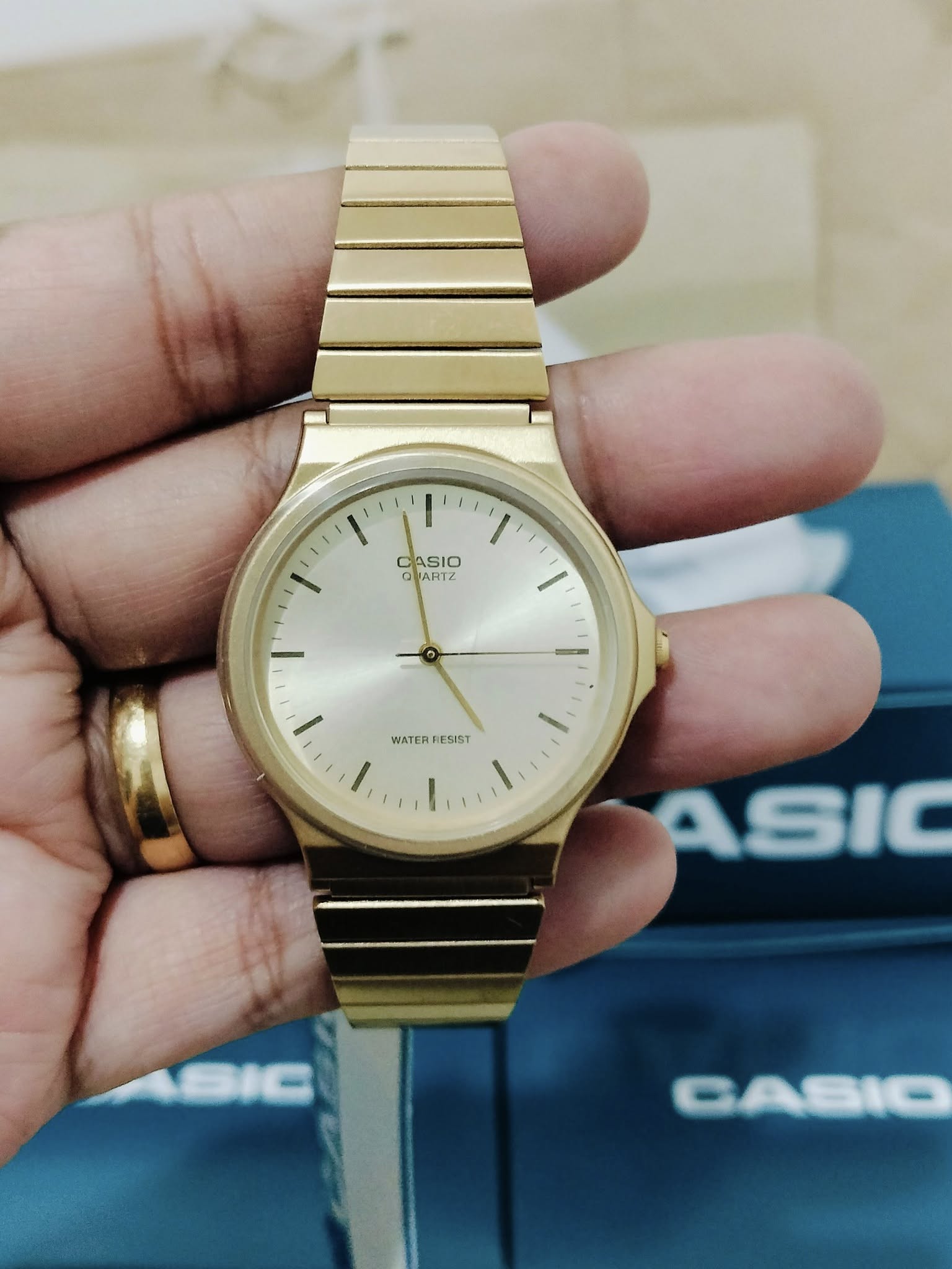 montre-casio-unisexe-mq-24g-9edf-bracelet-doree-en-resine-resistante-a-leau-12-mois-de-garantie-mq-24g-9edf