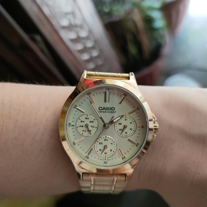 Montre CASIO Femme - Bracelet DoRée En Acier Inoxydable - Cadran Blanc - 12 Mois De Garantie - LTP-V300G-7AUDF