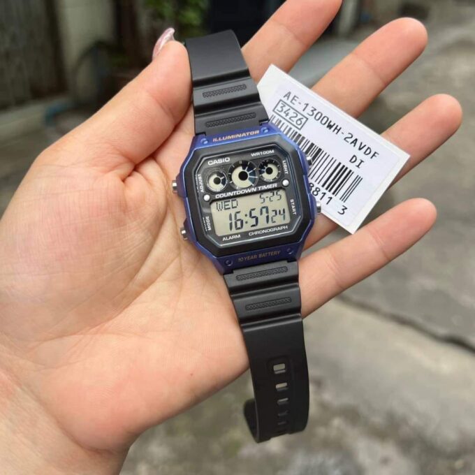 Montre CASIO Homme - AE-1300WH-2AVDF - Bracelet Noir En Résine - Résistante à l'eau - 12 Mois De Garantie