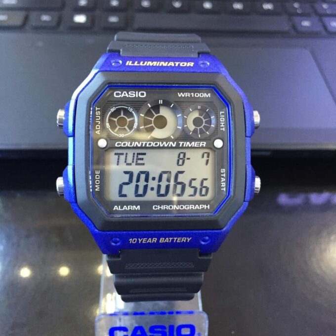 Montre CASIO Homme - AE-1300WH-2AVDF - Bracelet Noir En Résine - Résistante à l'eau - 12 Mois De Garantie