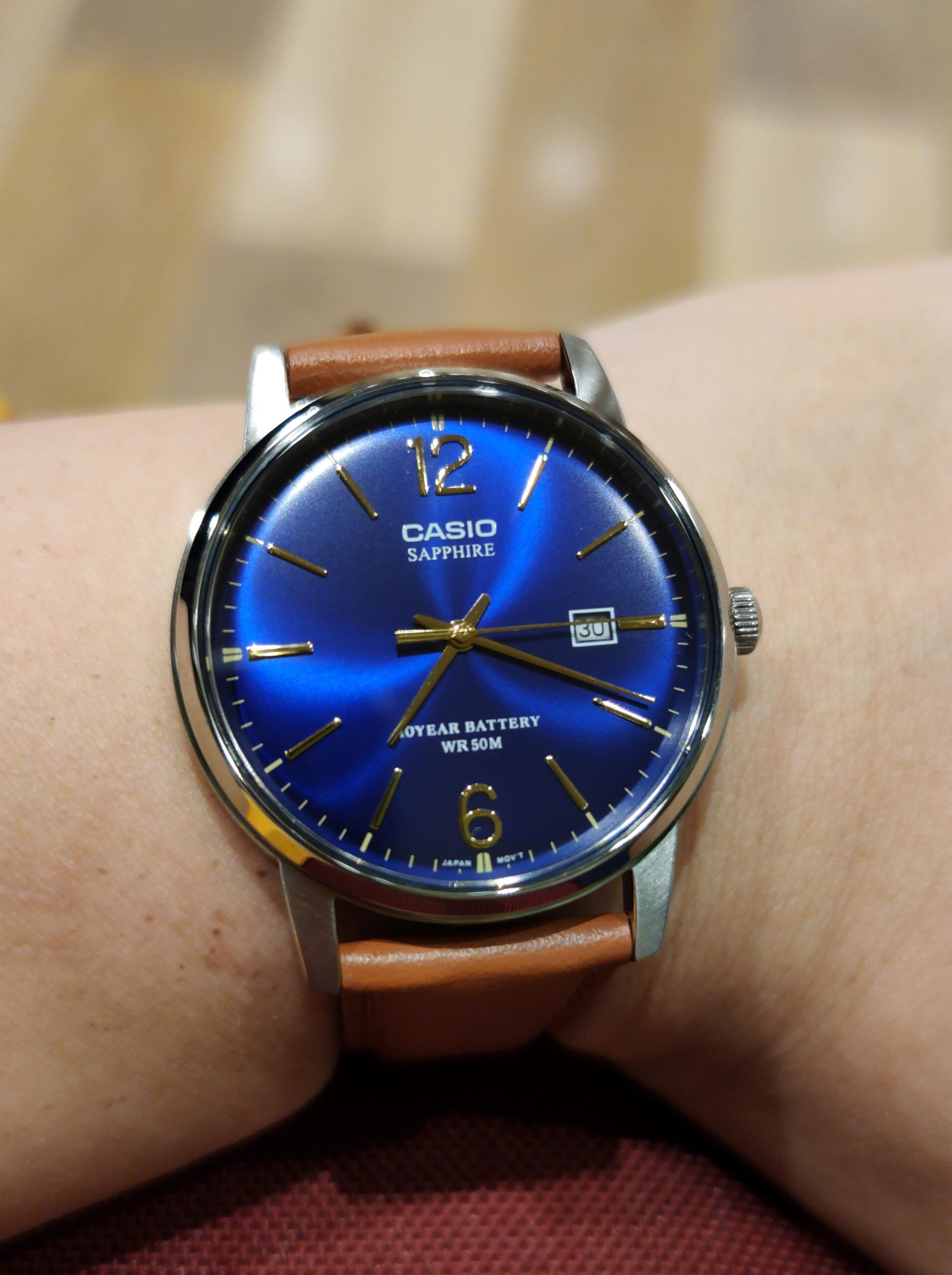 montre-casio-homme-mts-110l-2avdf-verre-sapphire-bracelet-marron-en-cuir-veritable-resistante-a-leau-12-mois-de-garantie-mts-110l-2avdf