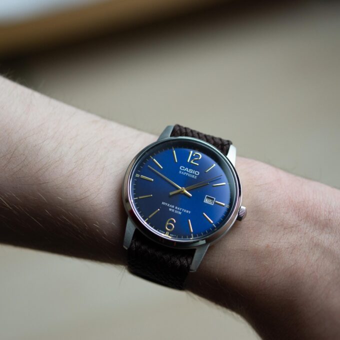 Montre CASIO Homme - MTS-110L-2AVDF - Verre sapphire - Bracelet Marron En Cuir Véritable - Résistante à l'eau - 12 Mois De Garantie