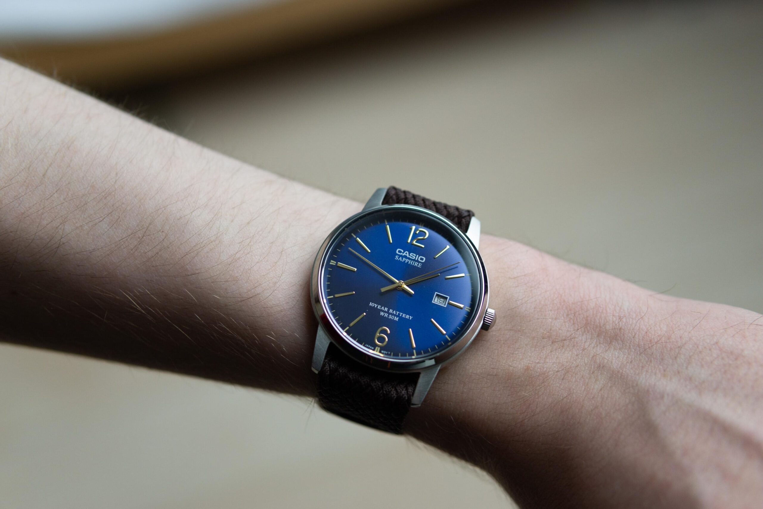 montre-casio-homme-mts-110l-2avdf-verre-sapphire-bracelet-marron-en-cuir-veritable-resistante-a-leau-12-mois-de-garantie-mts-110l-2avdf