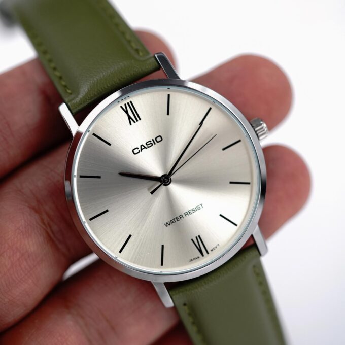 Montre CASIO Homme - MTP-VT01L-3BUDF - Bracelet Vert En Cuir Véritable - Cadran Gris - Résistante à l'eau - 12 Mois De Garantie