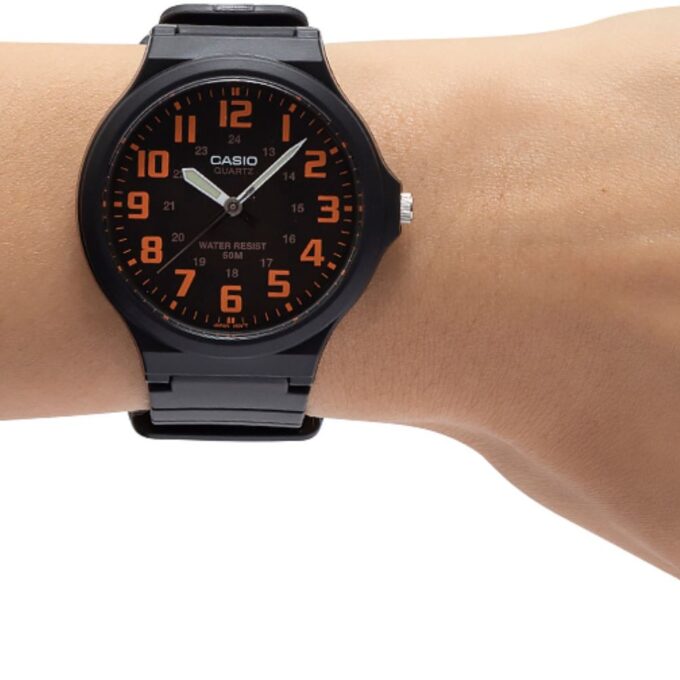Montre Homme CASIO MW-240-4BVDF - Bracelet en résine - Noir/Orange