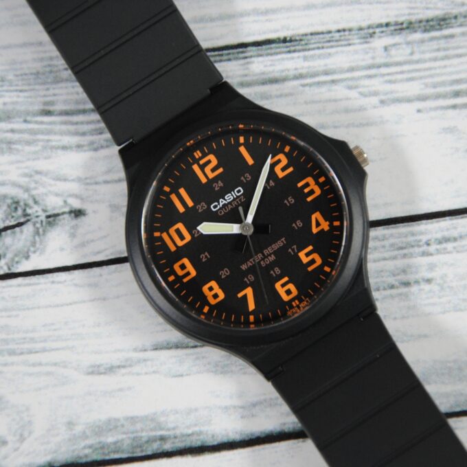 Montre Homme CASIO MW-240-4BVDF - Bracelet en résine - Noir/Orange
