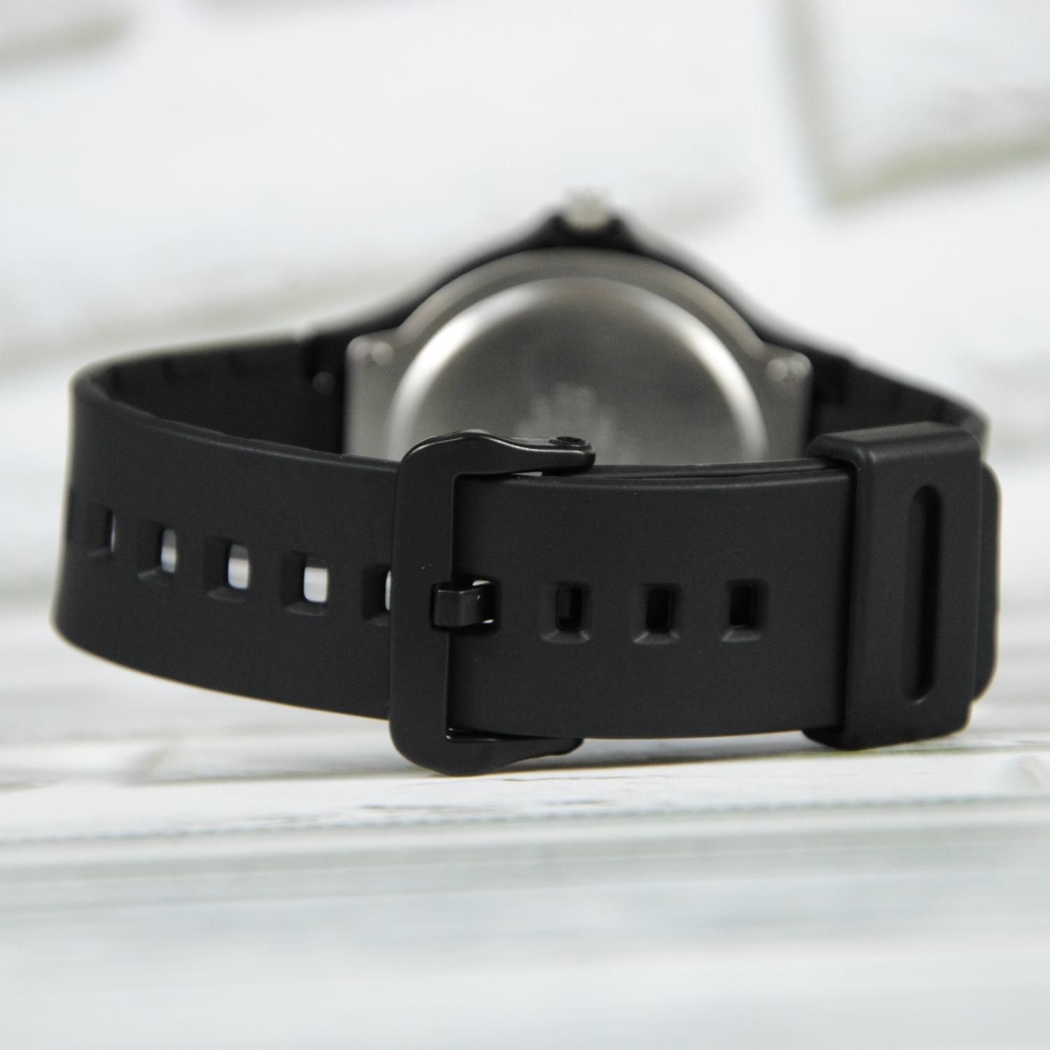 montre-homme-casio-mw-240-4bvdf-bracelet-en-resine-noirorange-mw-240-4bvdf