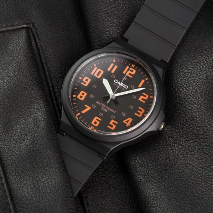 Montre Homme CASIO MW-240-4BVDF - Bracelet en résine - Noir/Orange