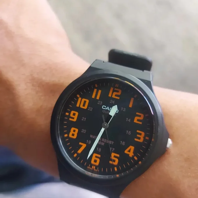 Montre Homme CASIO MW-240-4BVDF - Bracelet en résine - Noir/Orange